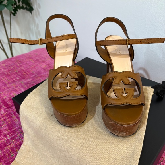 Gucci Interlocking G Cutout Platform Sandal in Cuir- 38.5 - Picture 3 of 8